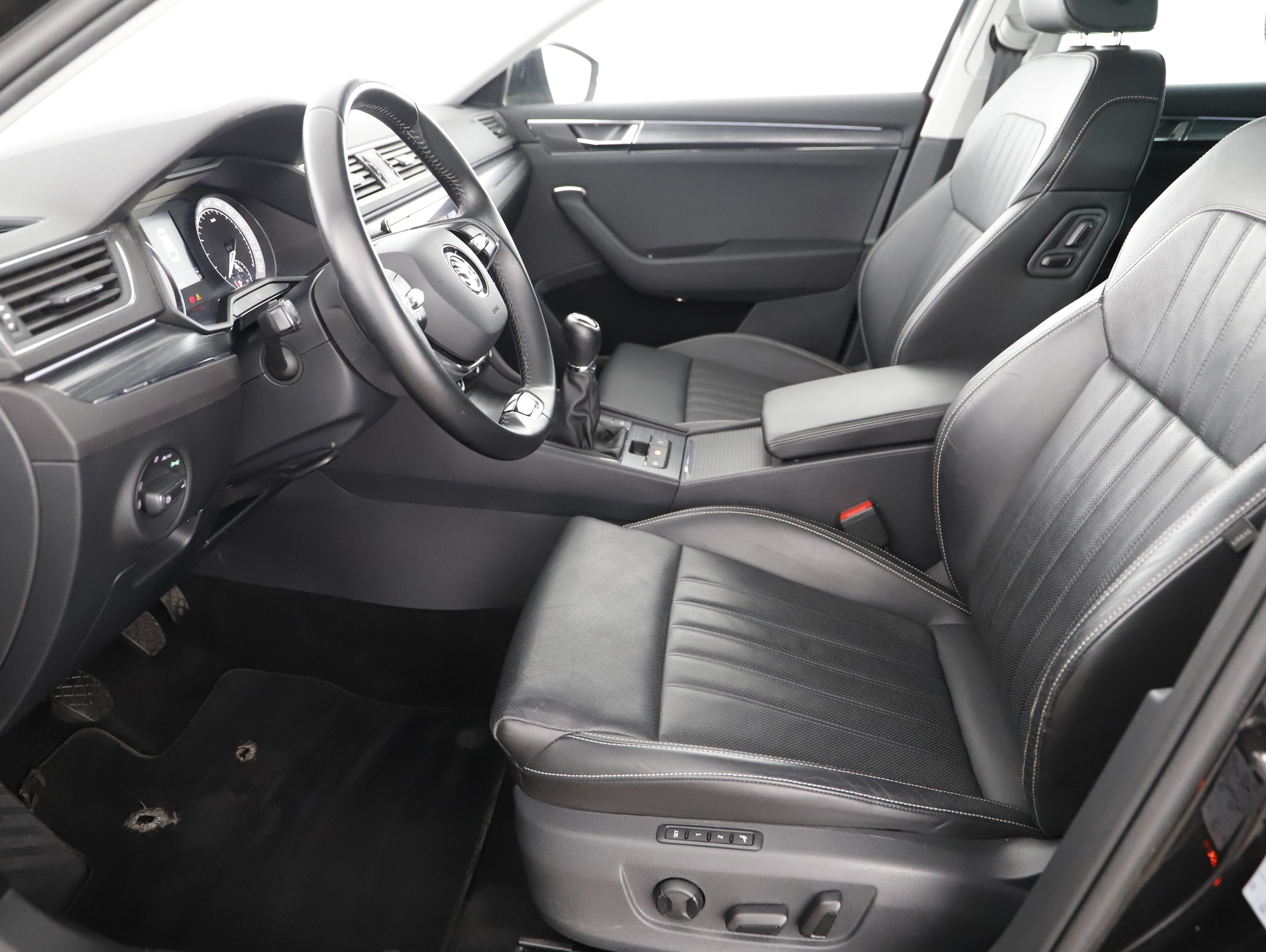 Skoda Superb Combi 2.0 TDI Style | Bild 6 von 21