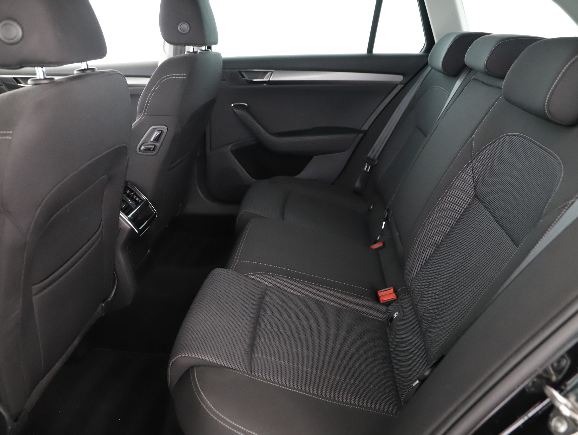 Skoda Superb Combi 2.0 TDI Style | Bild 2 von 25