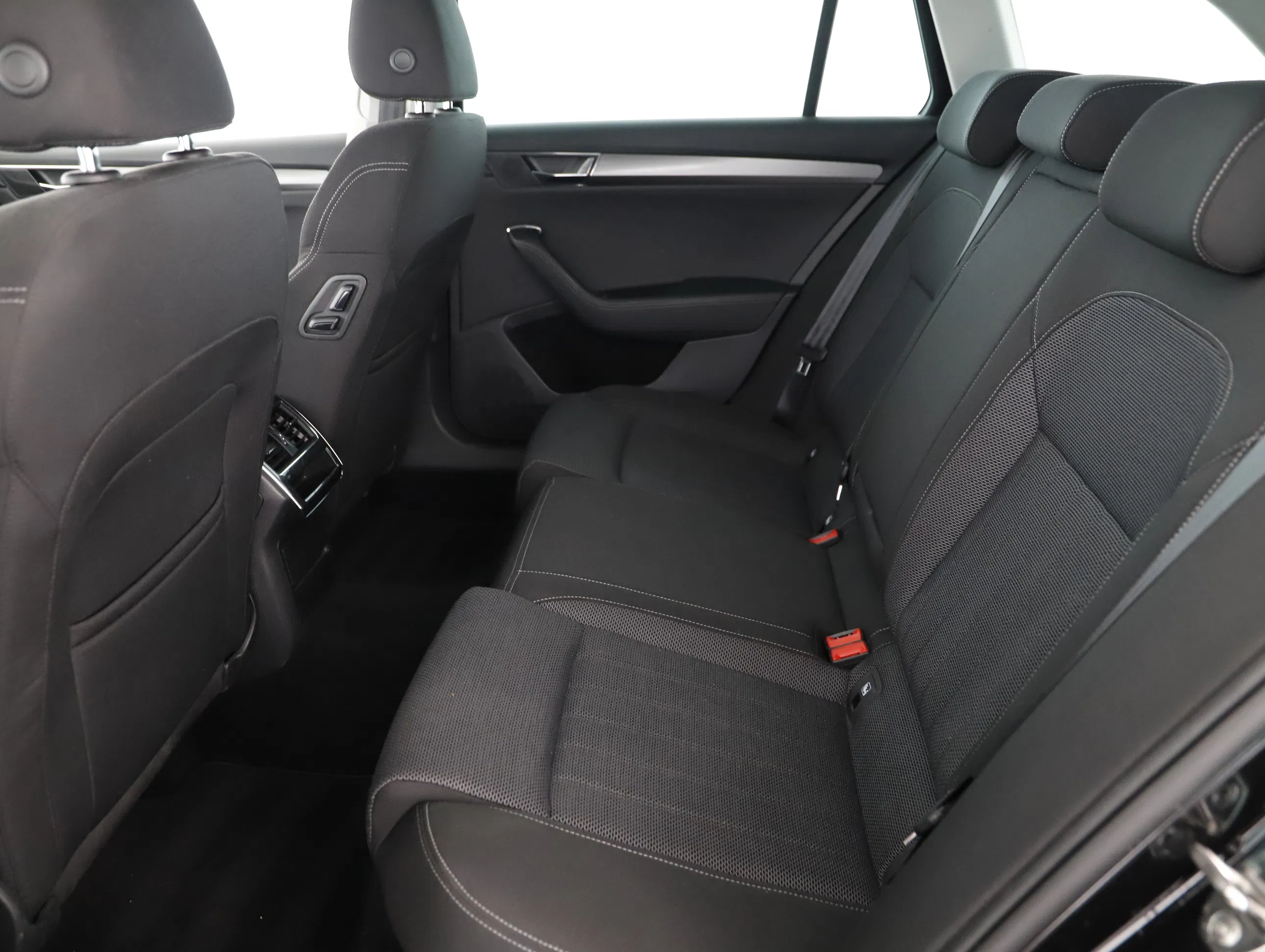 Skoda Superb Combi 2.0 TDI Style | Bild 2 von 25