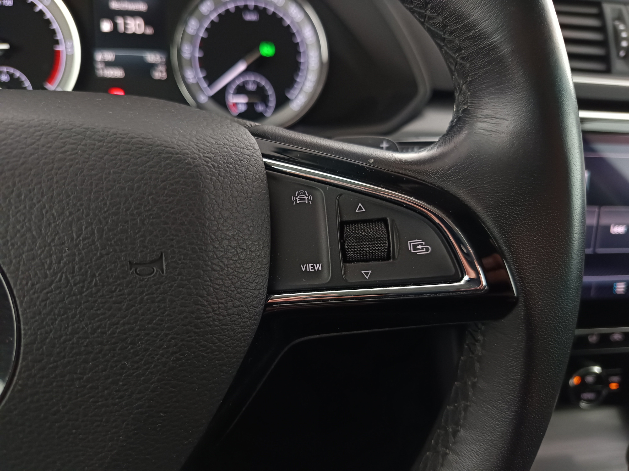 Skoda Superb Combi 2.0 TDI Style | Bild 19 von 31