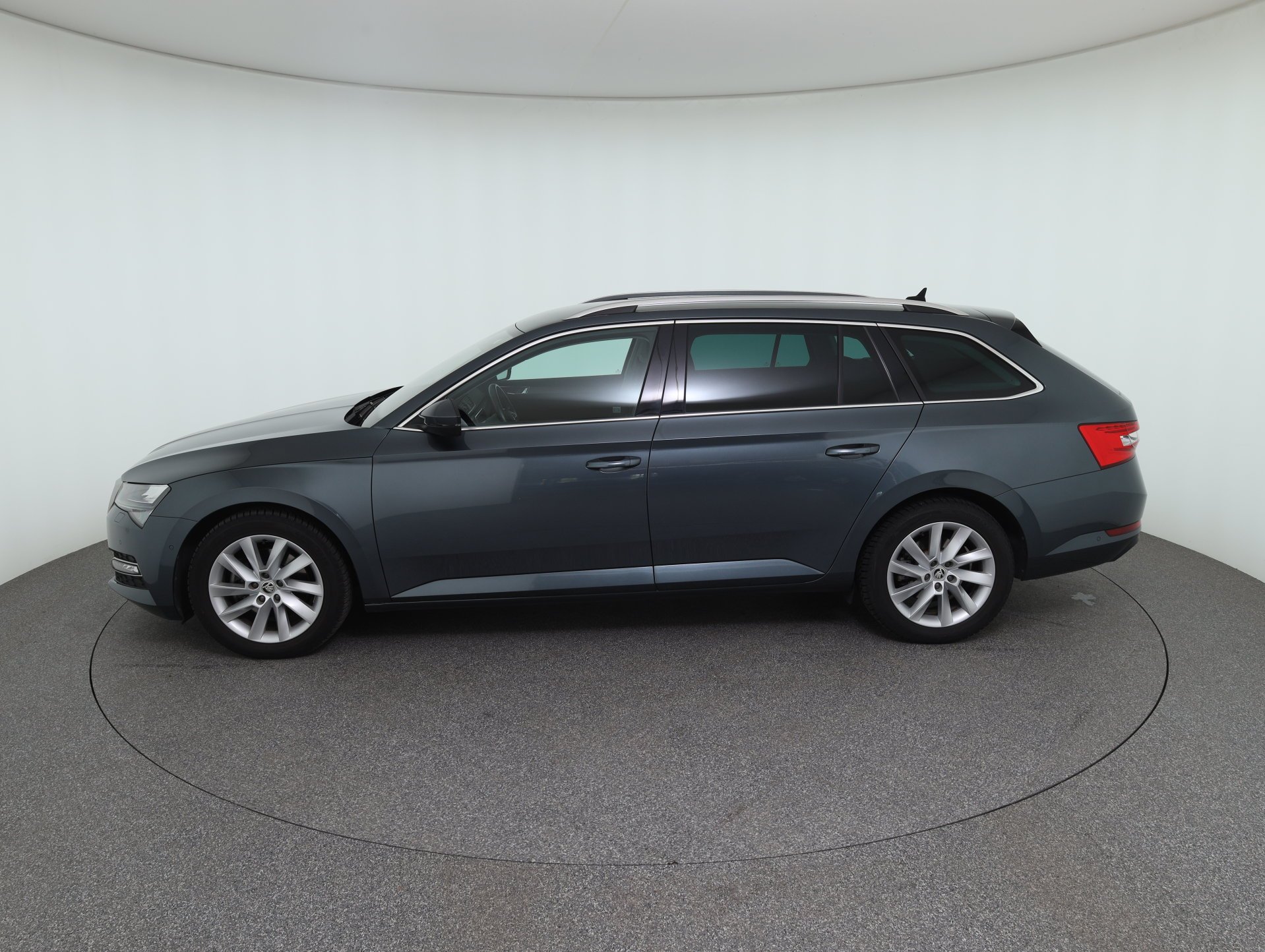 Skoda Superb Combi 2.0 TDI Style | Bild 9 von 31