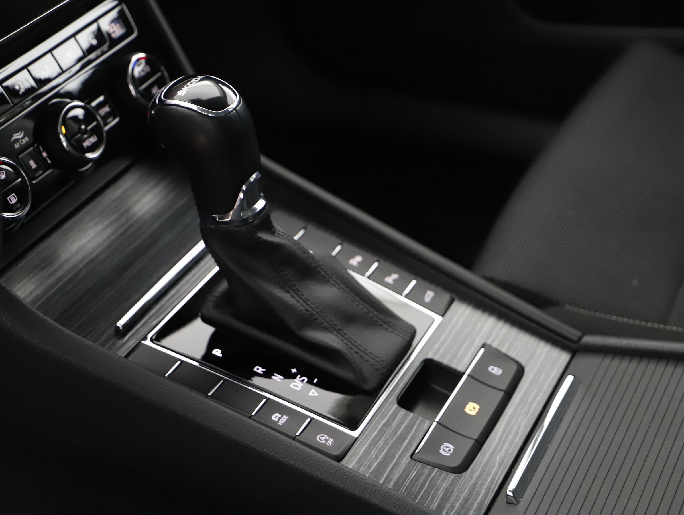 Skoda Superb Combi 2.0 TDI Style DSG | Bild 5 von 25