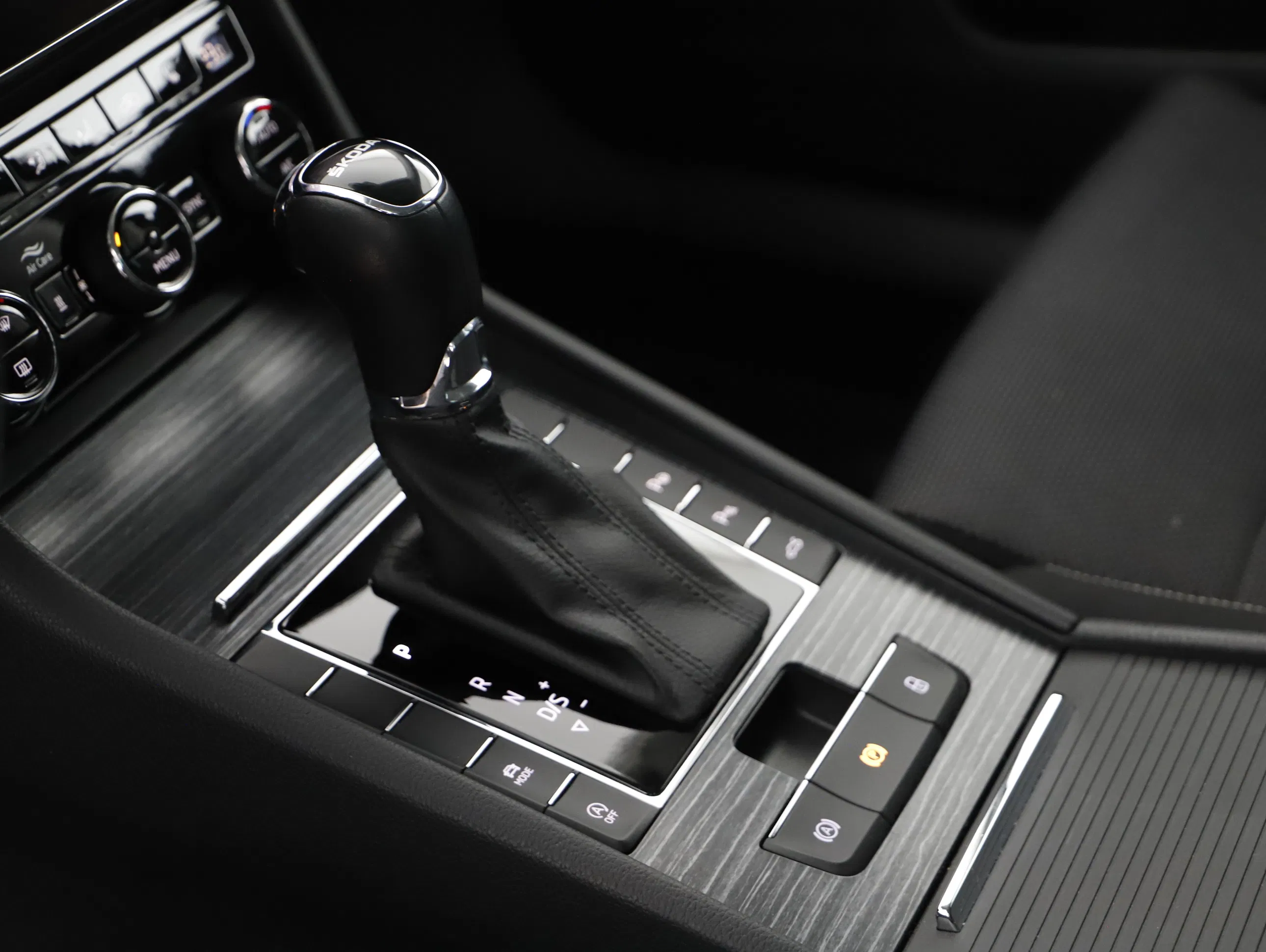 Skoda Superb Combi 2.0 TDI Style DSG | Bild 5 von 25