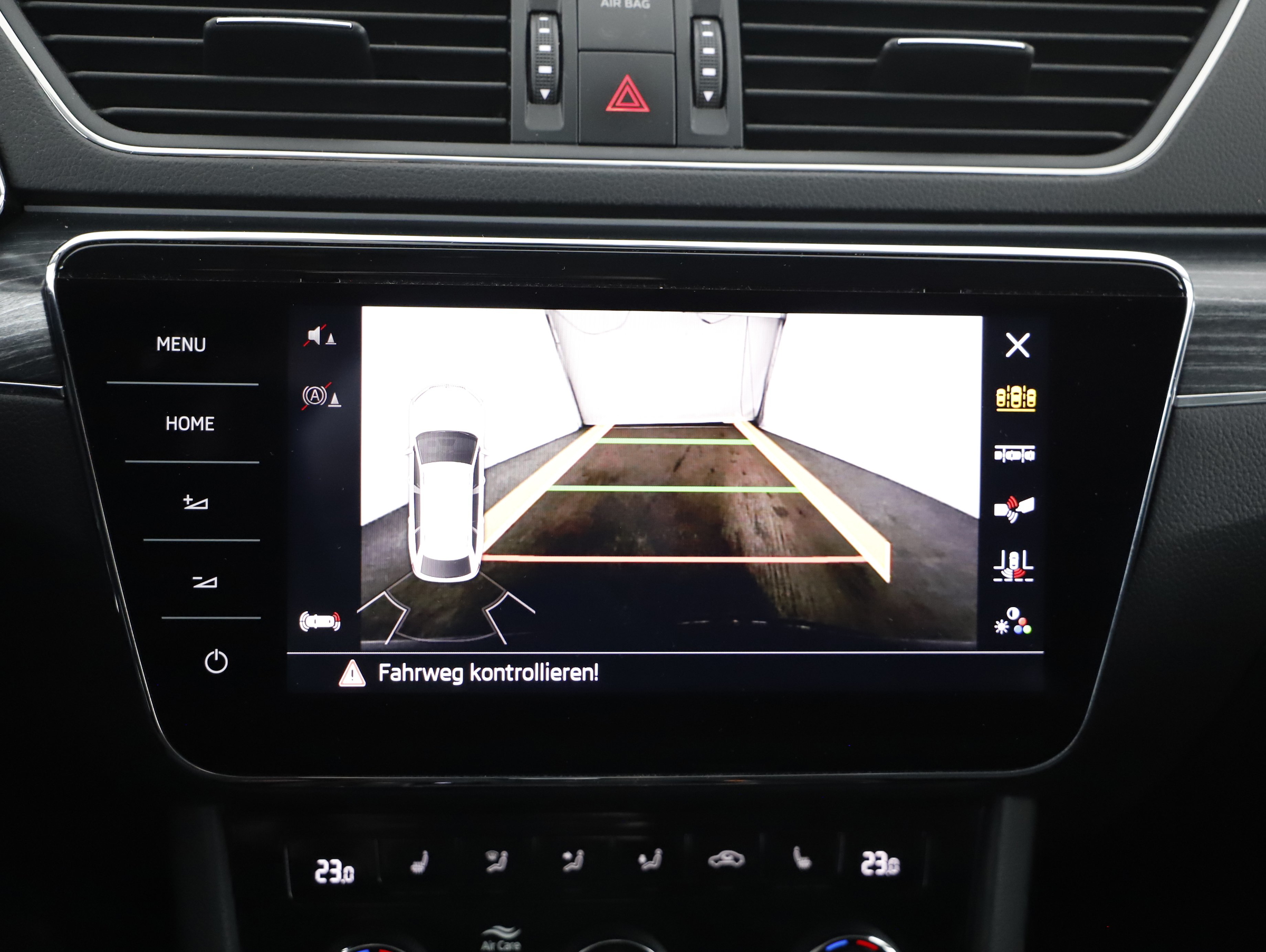 Skoda Superb Combi 2.0 TDI Style DSG | Bild 9 von 25