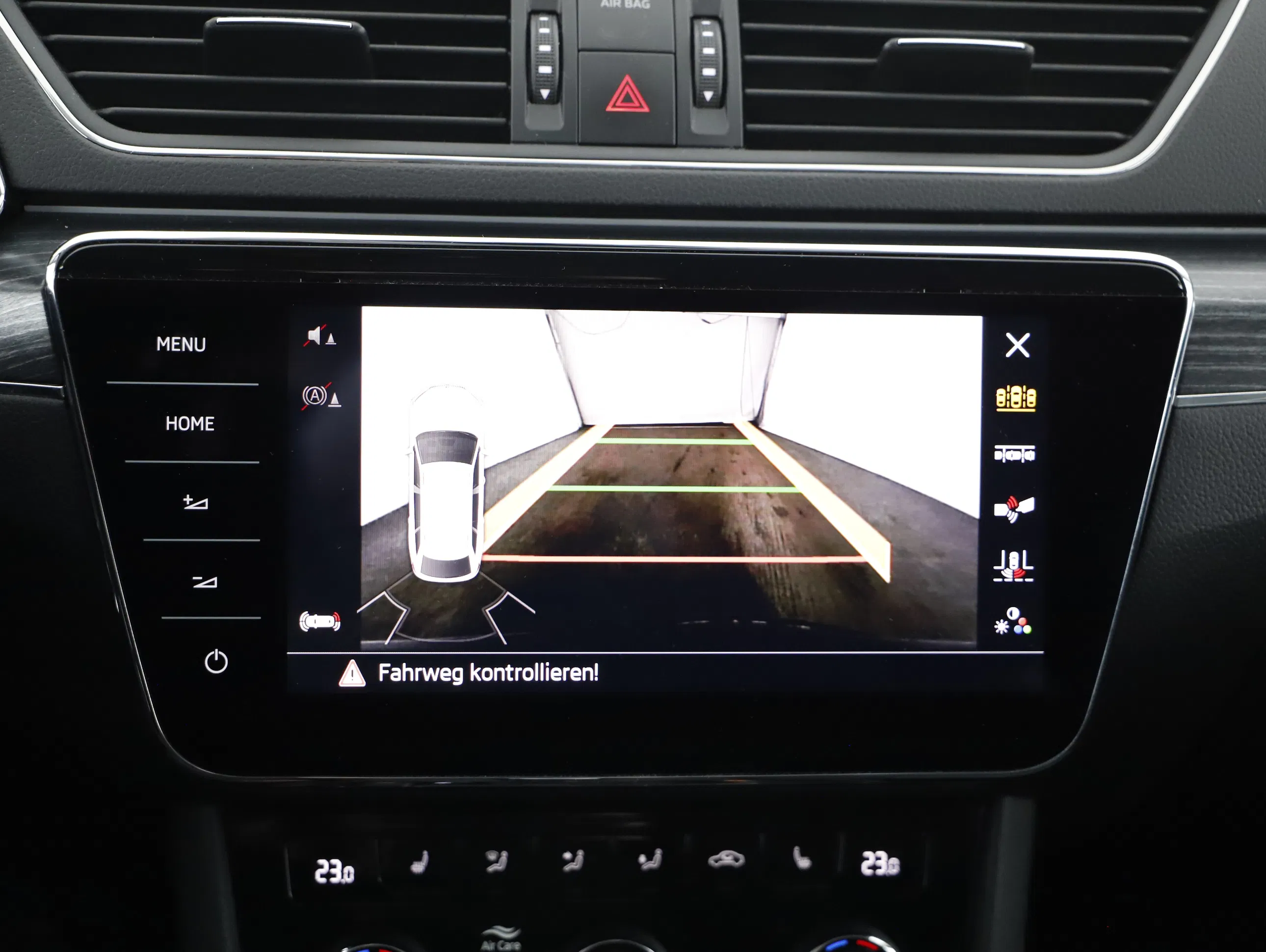 Skoda Superb Combi 2.0 TDI Style DSG | Bild 9 von 25