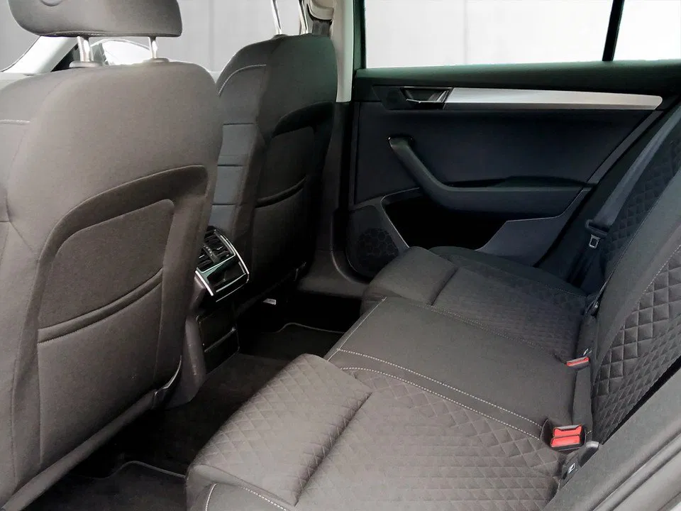 Skoda Superb Combi 2.0 TDI Ambition DSG | Bild 15 von 17