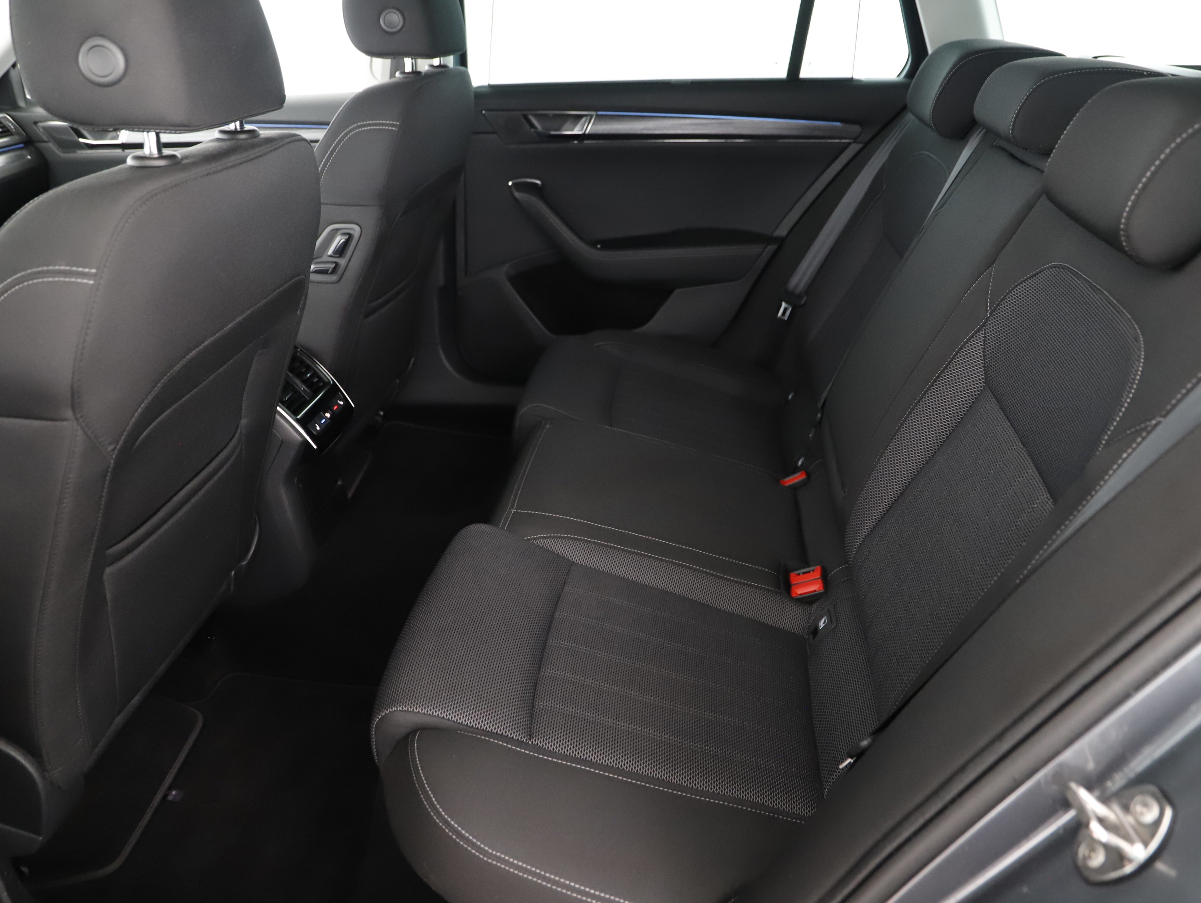 Skoda Superb Combi 2.0TDI | Bild 19 von 25