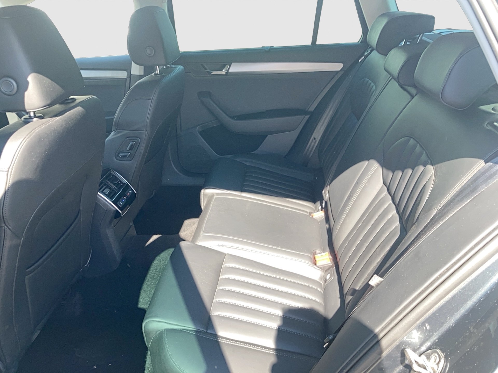 Skoda Superb Combi 2.0 TDI Style | Bild 27 von 31