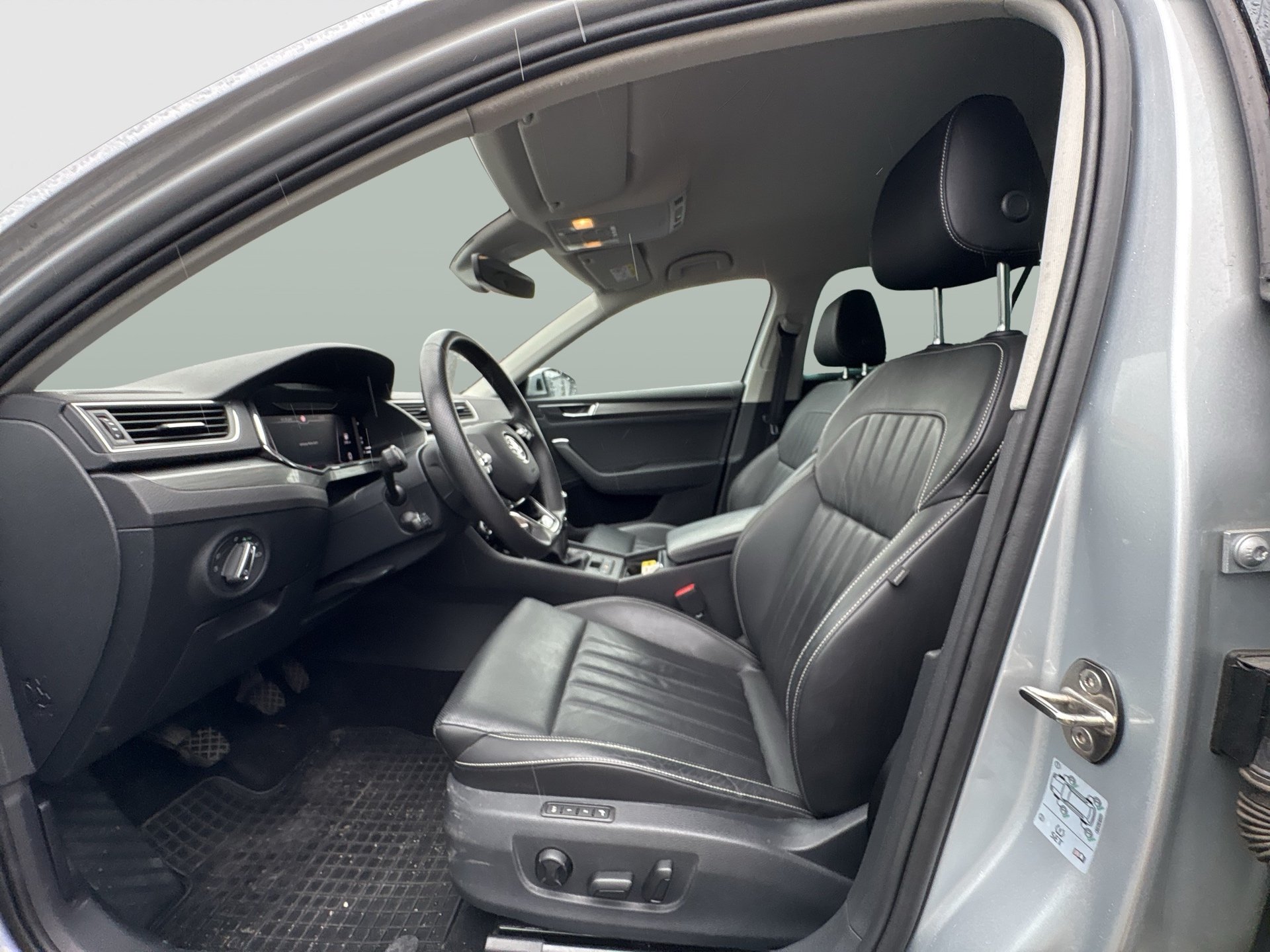 Skoda Superb Combi 2.0 TDI Style | Bild 14 von 25