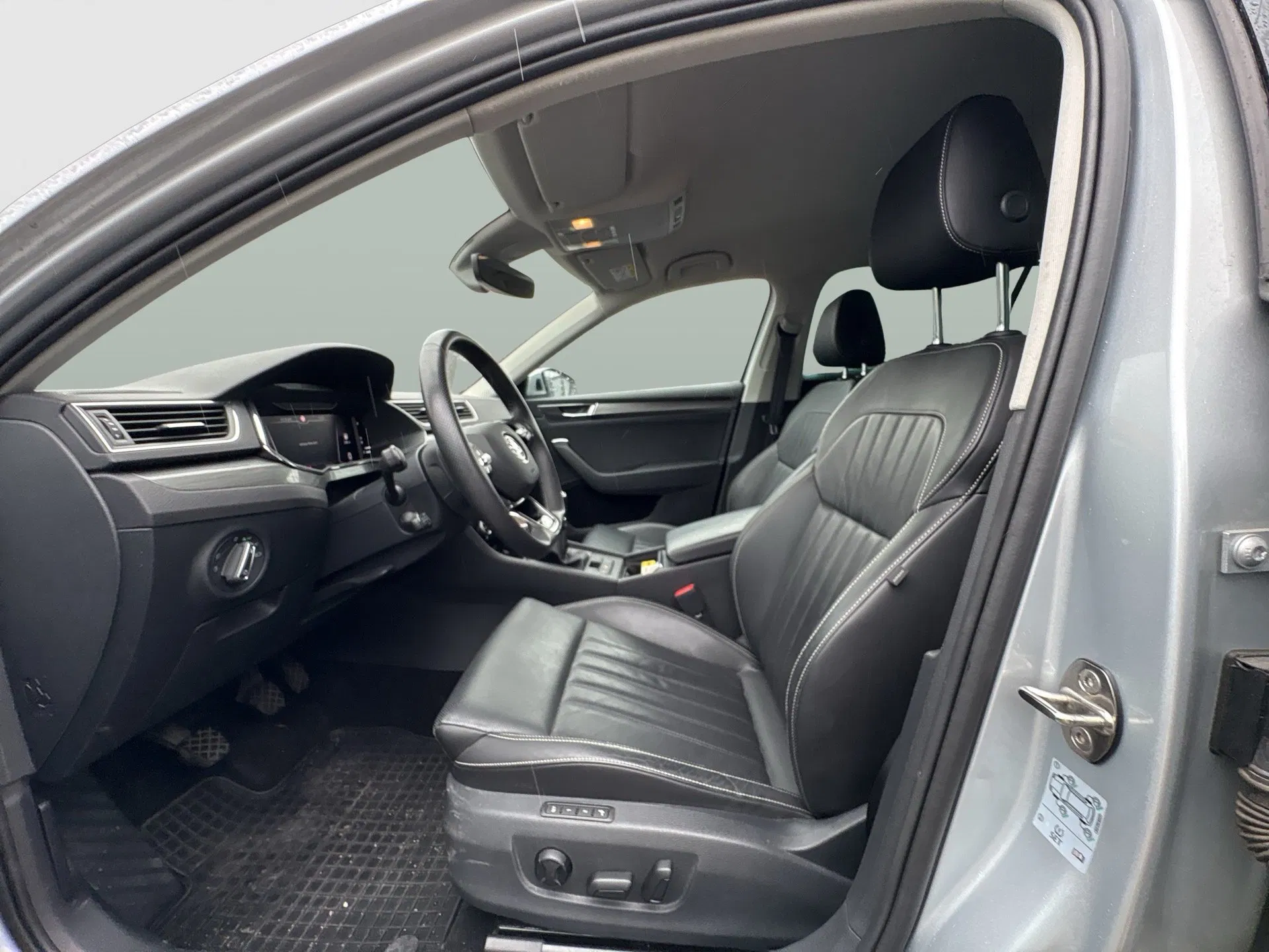 Skoda Superb Combi 2.0 TDI Style | Bild 14 von 25