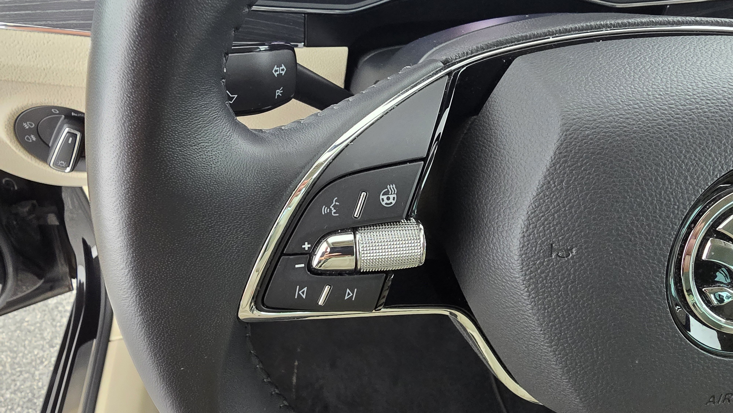 Skoda Superb Combi 2.0 TDI Style | Bild 16 von 28