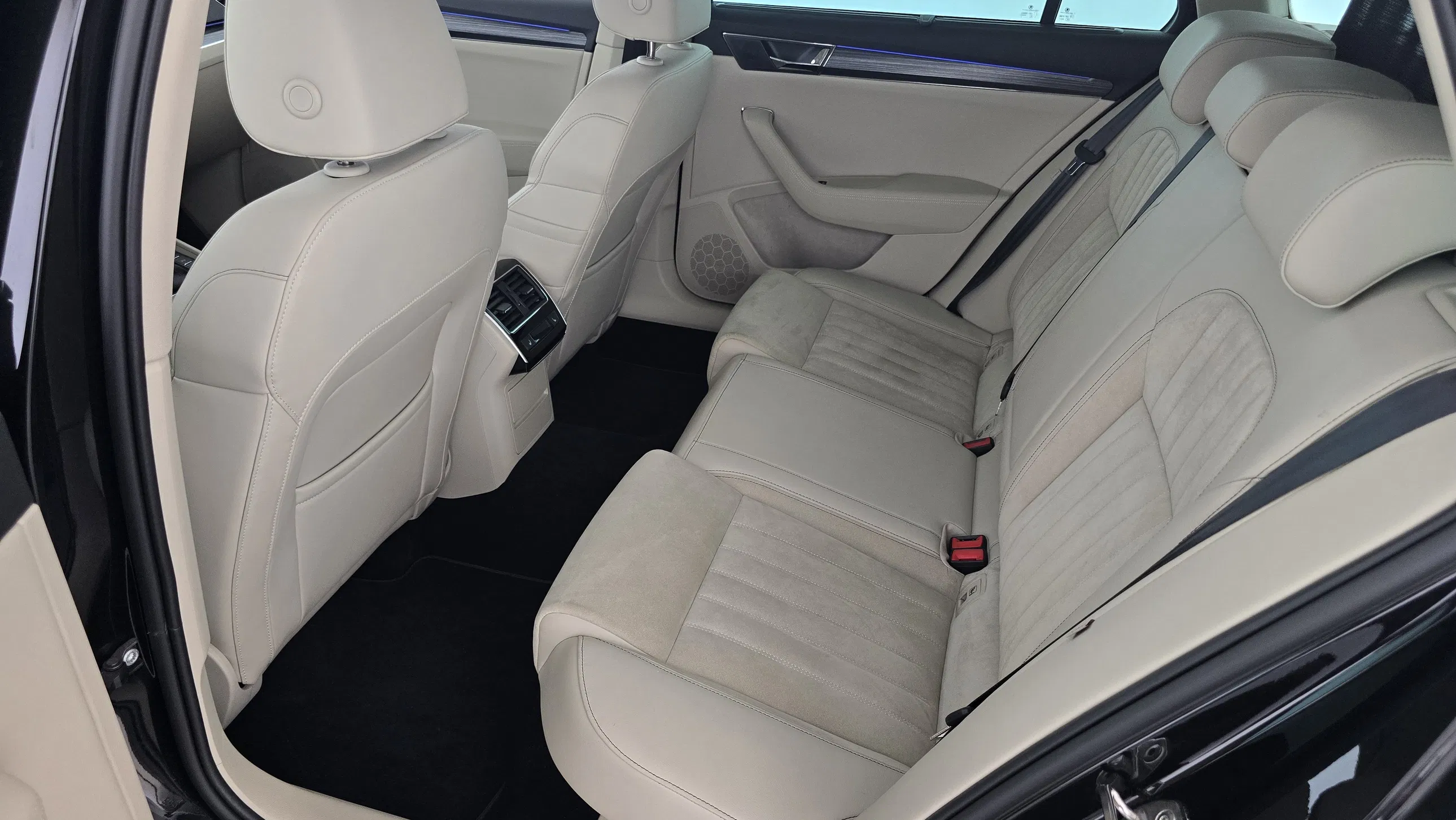 Skoda Superb Combi 2.0 TDI Style | Bild 25 von 28