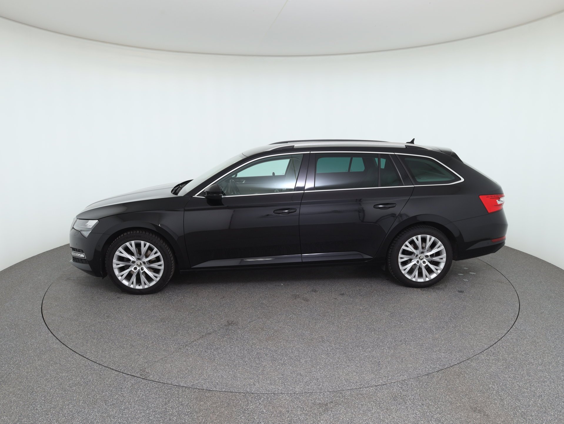 Skoda Superb Combi 2.0 TDI Style | Bild 9 von 28