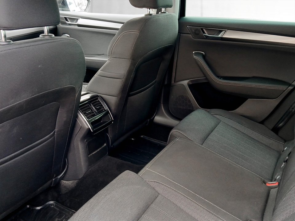 Skoda Superb Combi 2.0 TDI Style | Bild 24 von 27