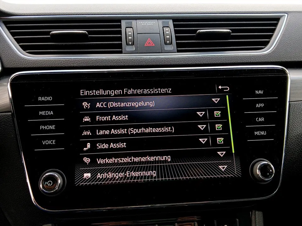 Skoda Superb Combi 2.0 TDI Style | Bild 21 von 27