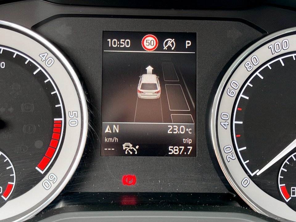 Skoda Superb Combi 2.0 TDI Style | Bild 26 von 29