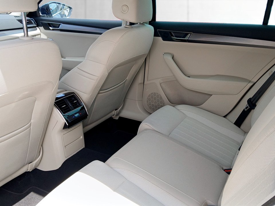 Skoda Superb Combi 2.0 TDI DSG Style | Bild 24 von 26