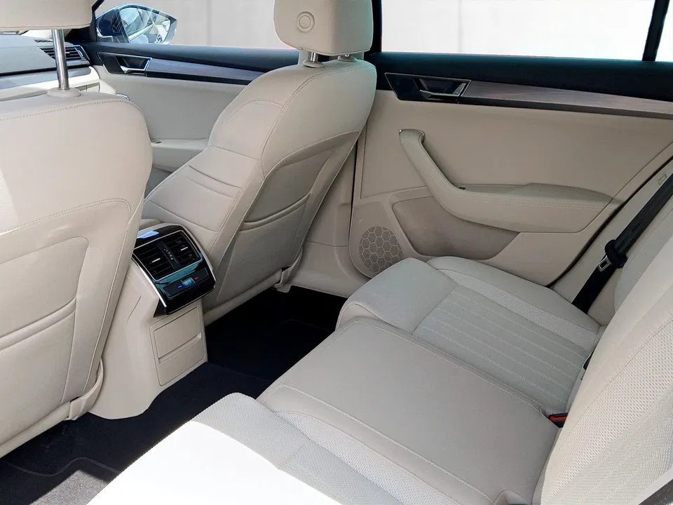Skoda Superb Combi 2.0 TDI DSG Style | Bild 24 von 26