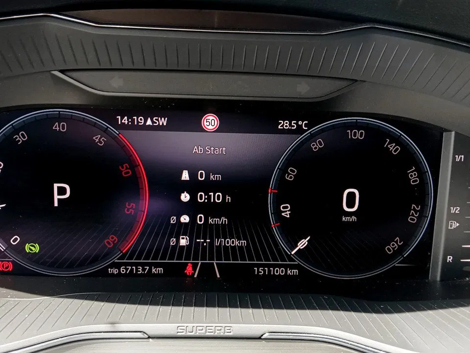 Skoda Superb Combi 2.0 TDI DSG Style | Bild 14 von 26
