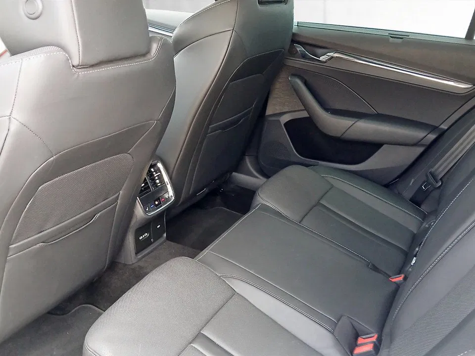 Skoda Octavia Combi 2.0 TDI Style | Bild 22 von 26