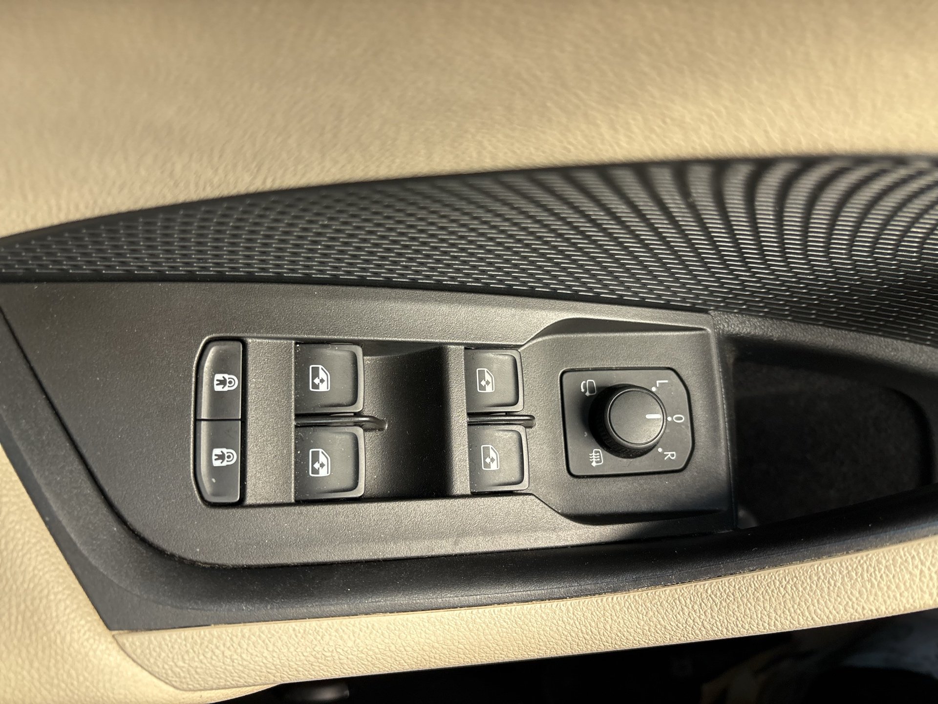 Skoda Octavia Combi 2.0 TDI Premium | Bild 9 von 24