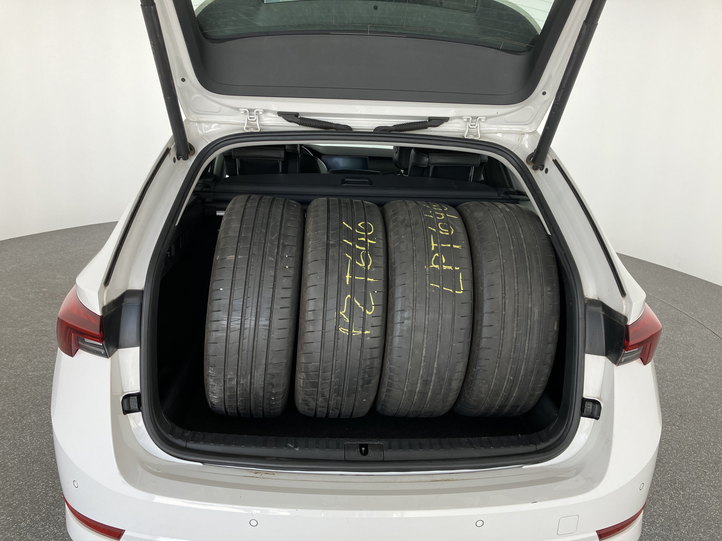 Skoda Octavia Combi 2.0 TDI Premium | Bild 2 von 15