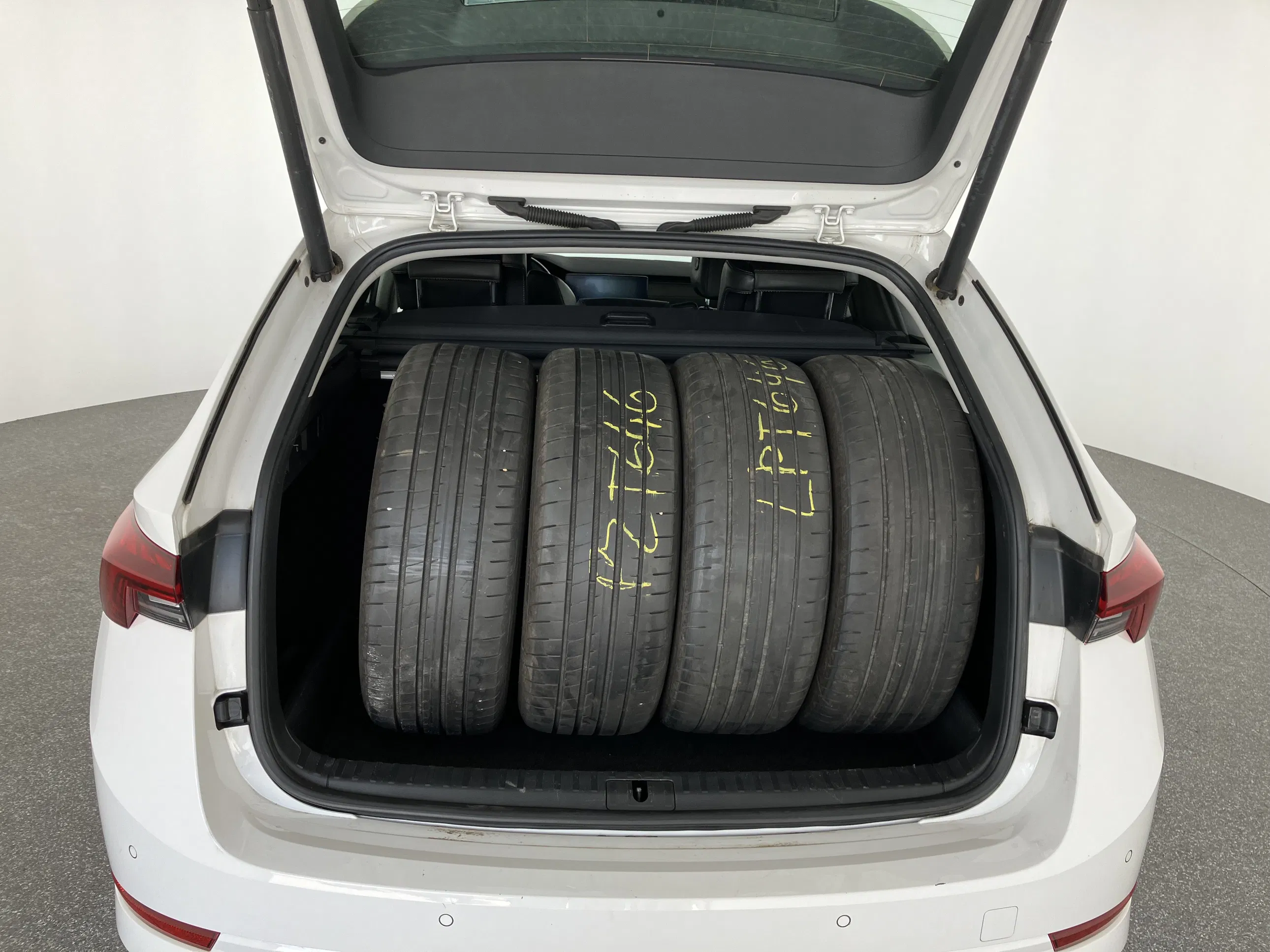 Skoda Octavia Combi 2.0 TDI Premium | Bild 2 von 15