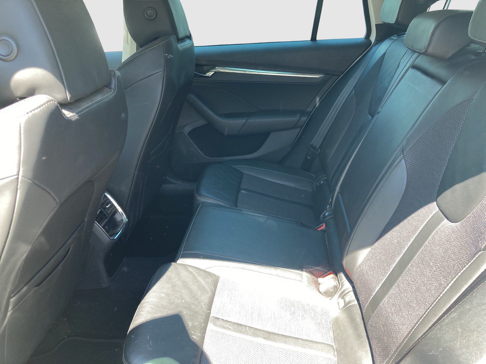 Skoda Octavia Combi 2.0 TDI Style | Bild 17 von 27