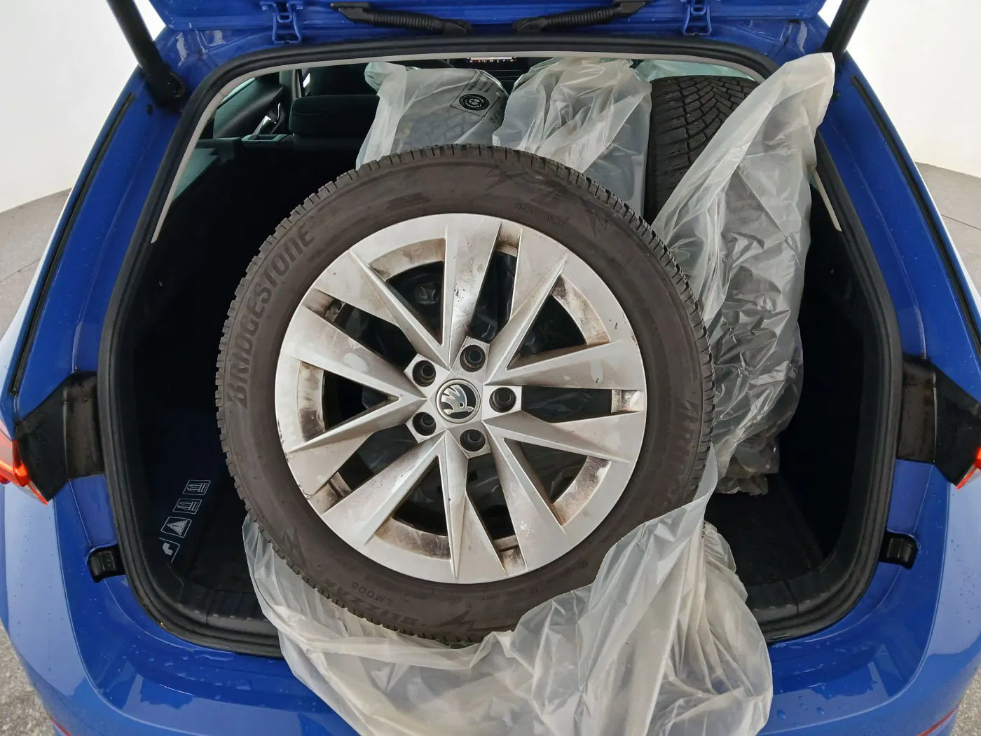 Skoda Octavia Combi 2.0 TDI Premium | Bild 29 von 30