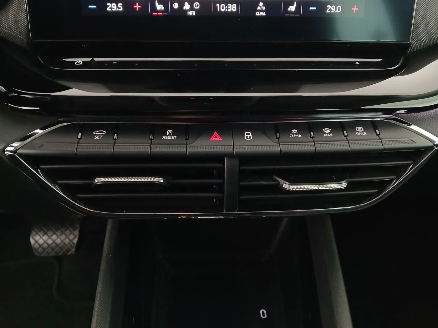 Skoda Octavia Combi 2.0 TDI Premium | Bild 26 von 30