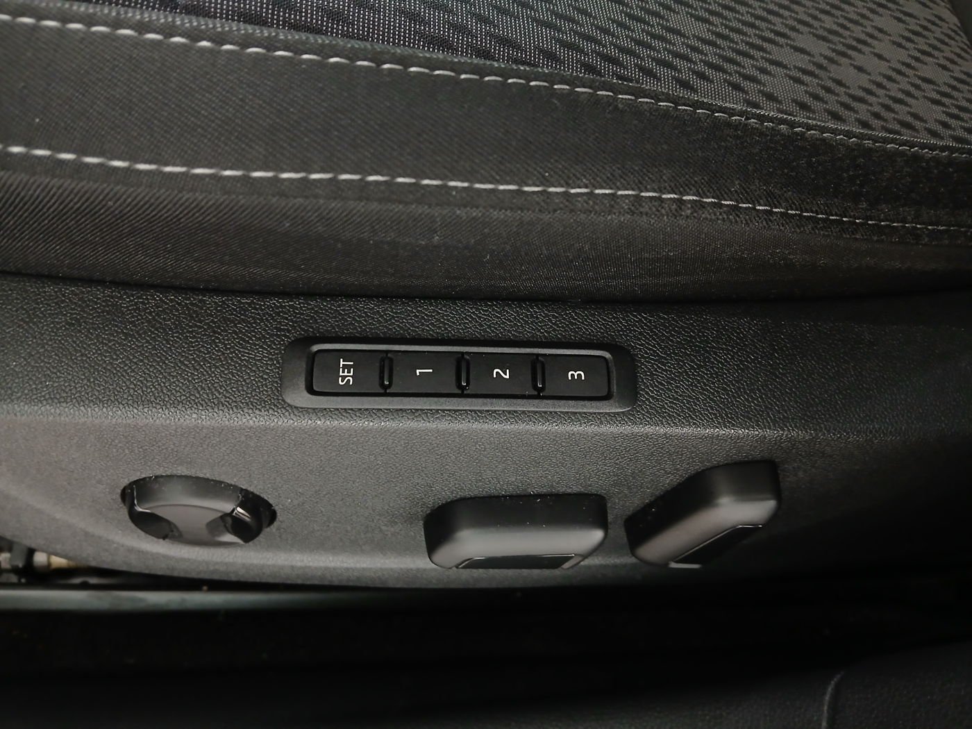 Skoda Octavia Combi 2.0 TDI Premium | Bild 14 von 30