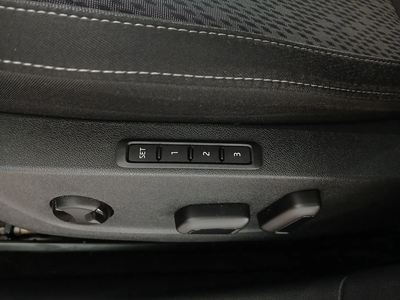 Skoda Octavia Combi 2.0 TDI Premium | Bild 14 von 30