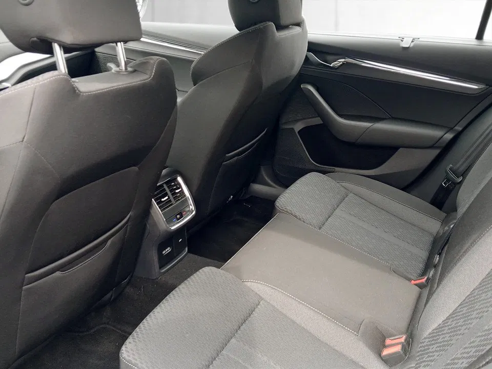 Skoda Octavia Combi 2.0 TDI DSG Style | Bild 19 von 21