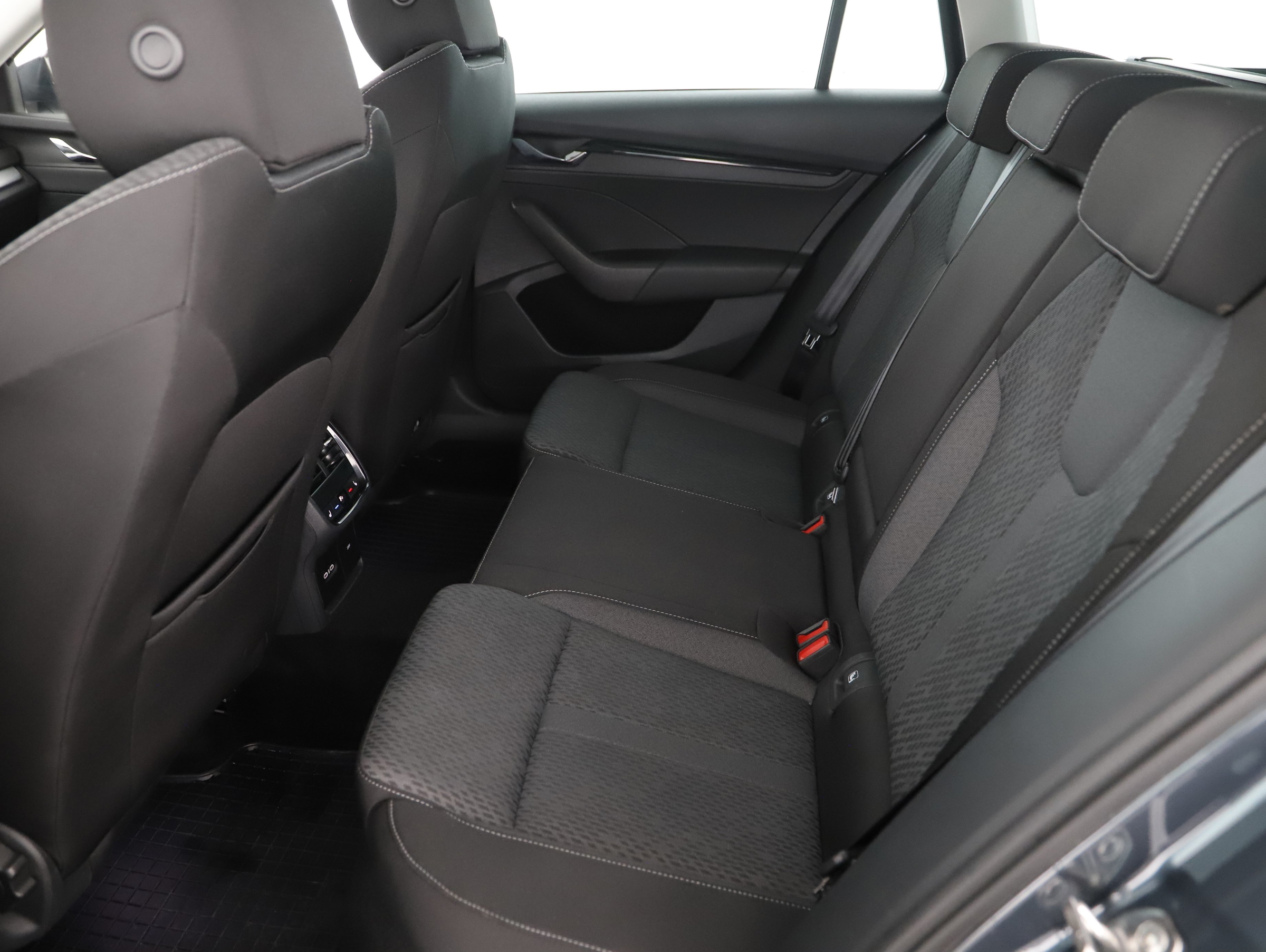 Skoda Octavia Combi 2.0 TDI Amb. DSG | Bild 3 von 25