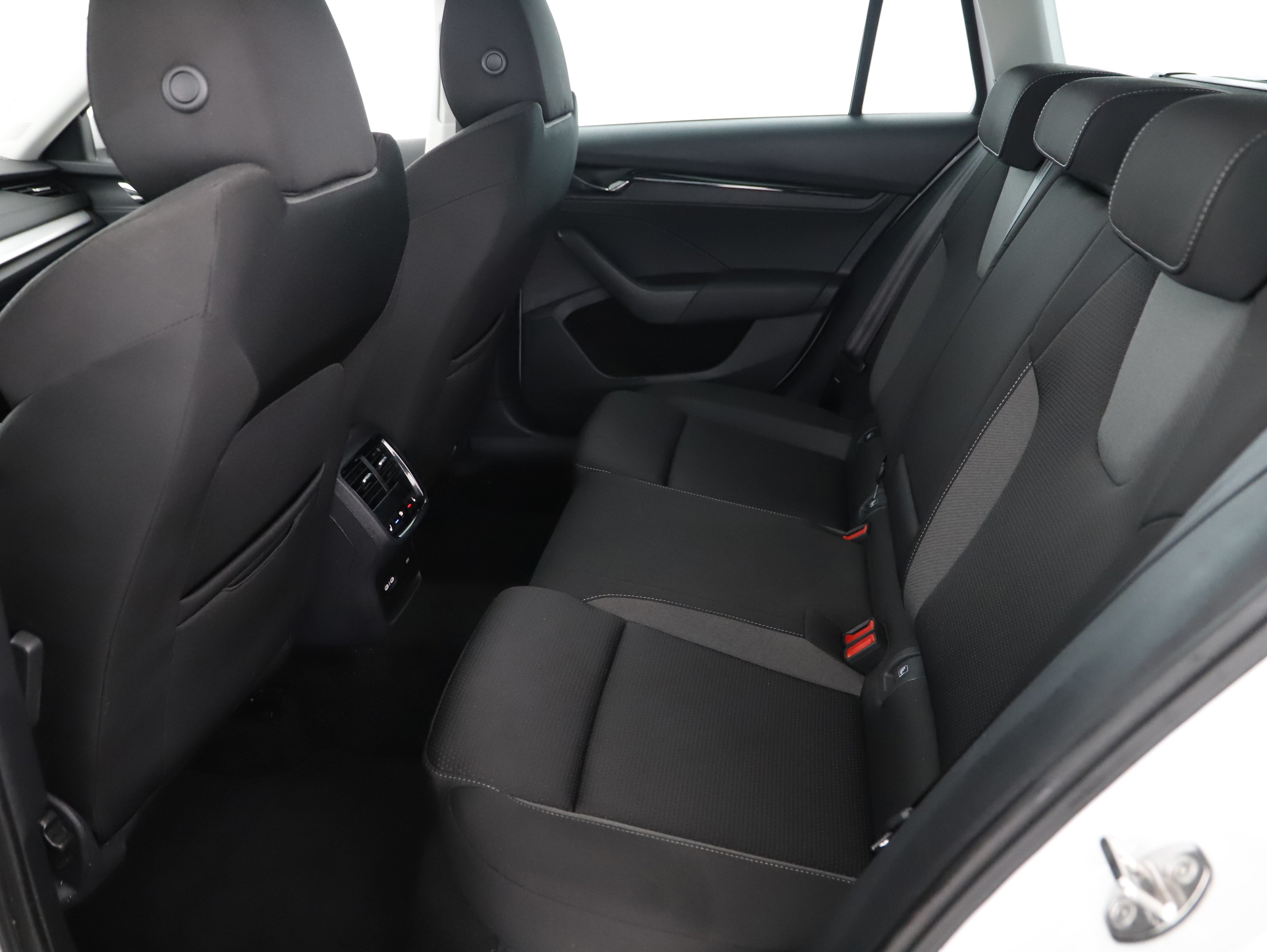 Skoda Octavia Combi 2.0 TDI Ambition | Bild 2 von 24