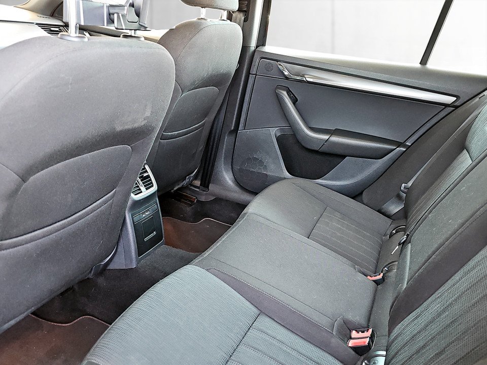 Skoda Octavia Combi 2.0 TDI DSG Style | Bild 19 von 21