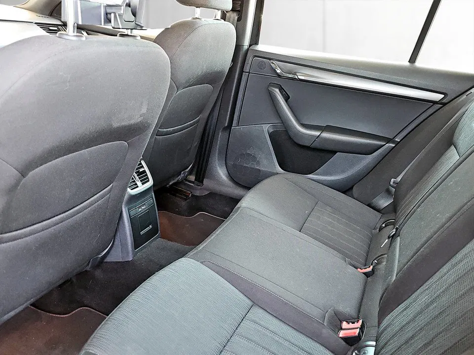 Skoda Octavia Combi 2.0 TDI DSG Style | Bild 19 von 21