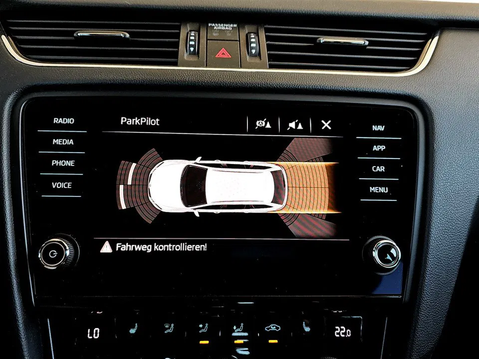 Skoda Octavia Combi 2.0 TDI DSG Style | Bild 17 von 21