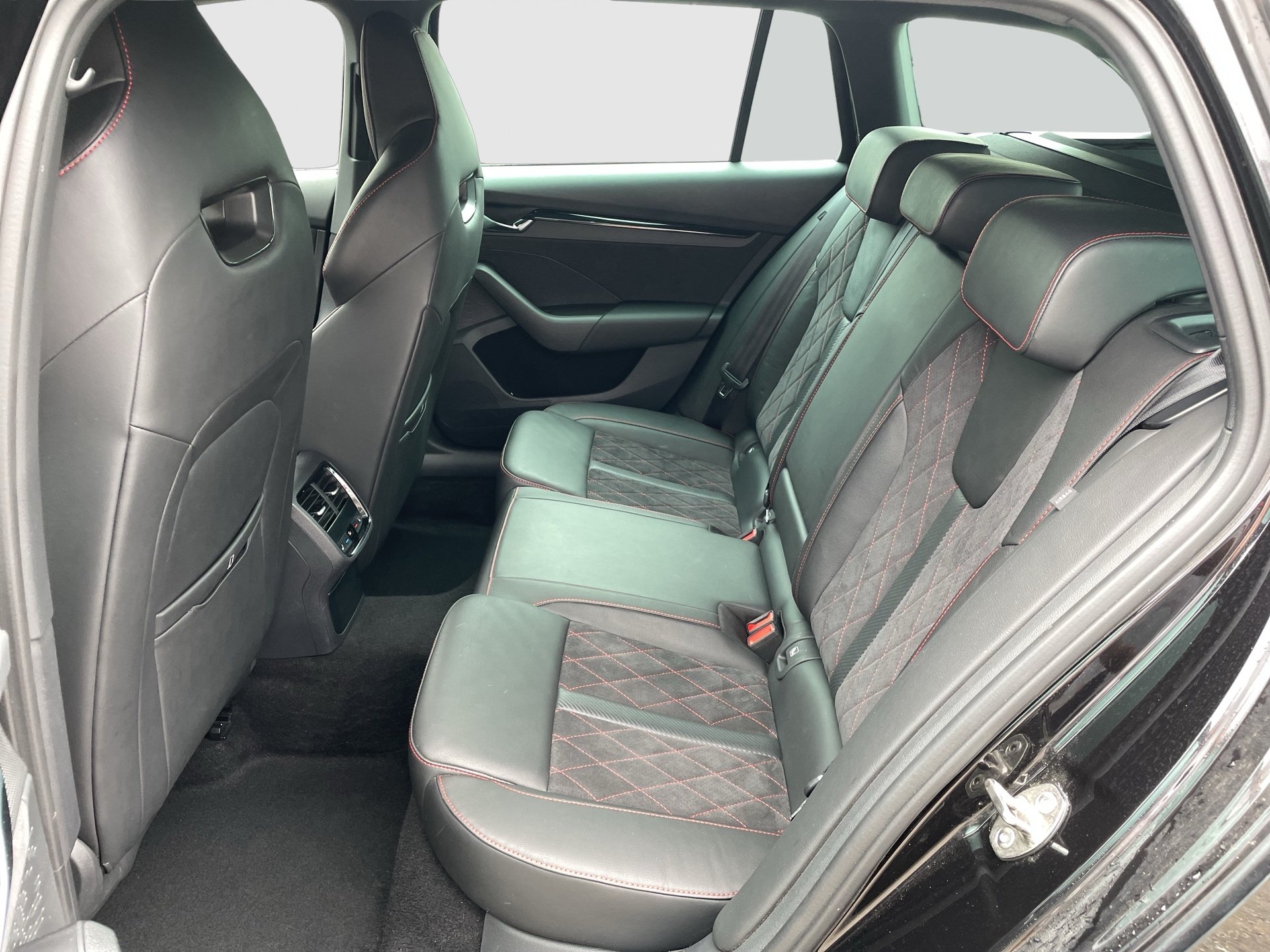 Skoda OCTAVIA Combi RS TDI DSG | Bild 24 von 29