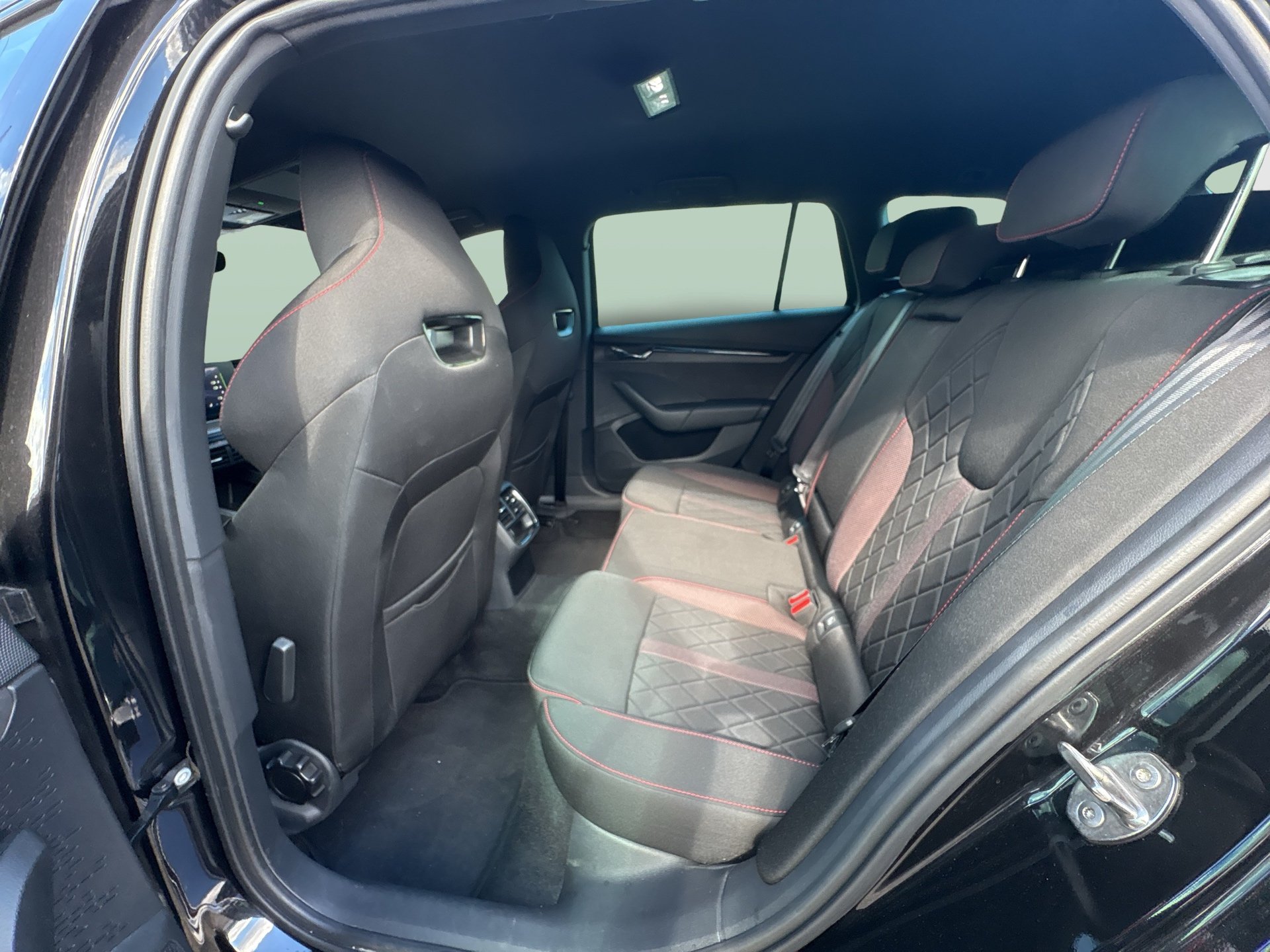 Skoda Octavia Combi 2.0 TDI RS | Bild 8 von 25