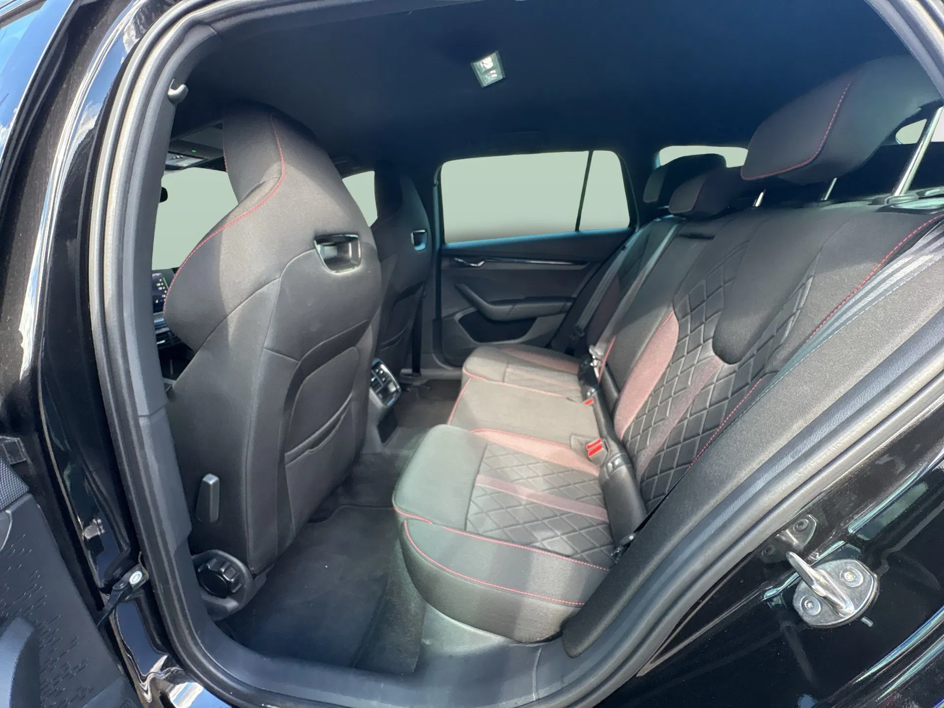 Skoda Octavia Combi 2.0 TDI RS | Bild 8 von 25