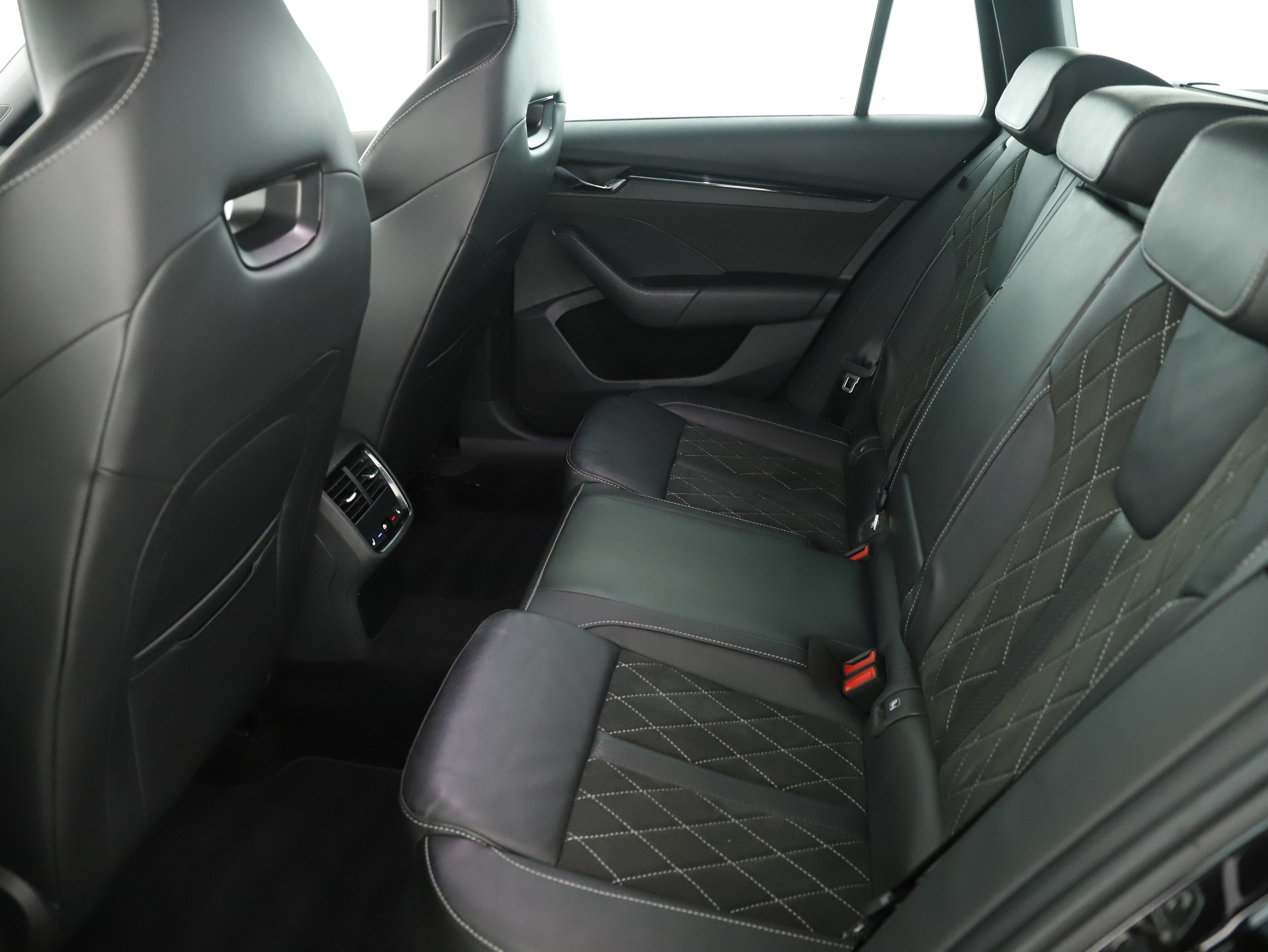 Skoda Octavia Combi 2.0 TDI RS | Bild 22 von 27