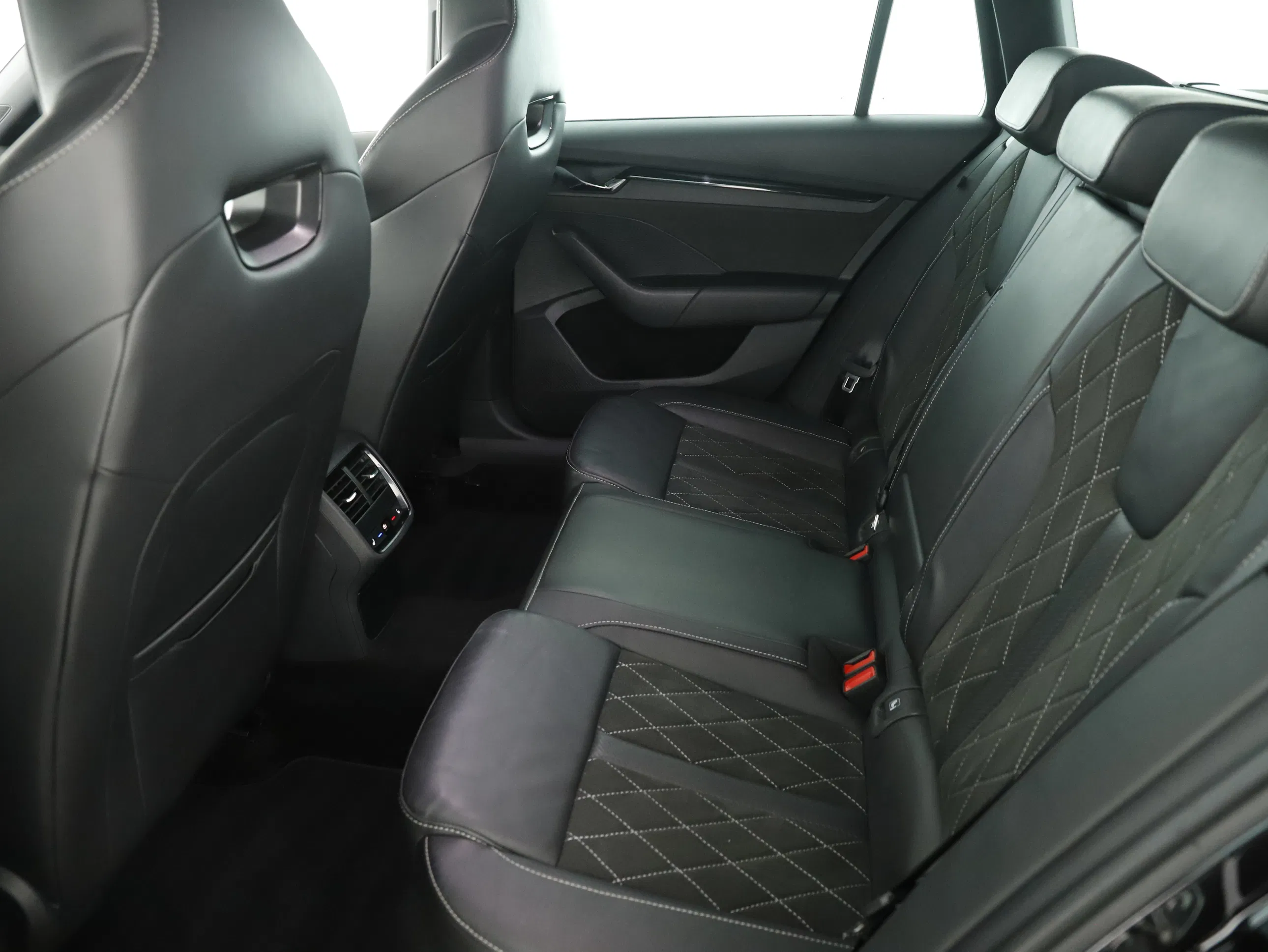 Skoda Octavia Combi 2.0 TDI RS | Bild 22 von 27