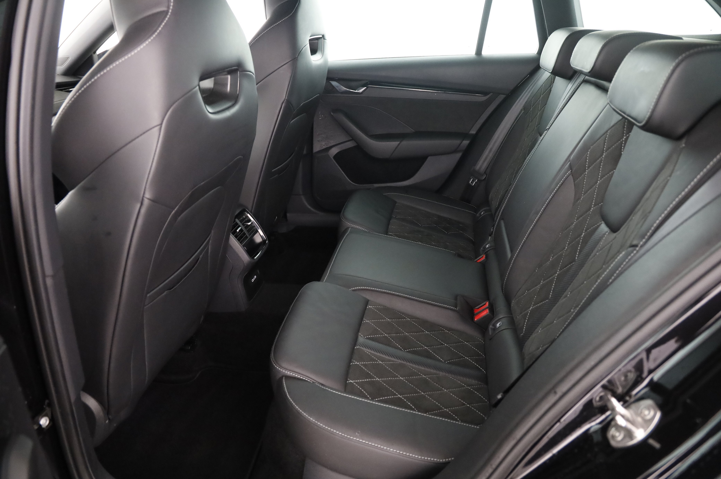 Skoda Octavia Combi 2.0 TDI RS | Bild 18 von 21