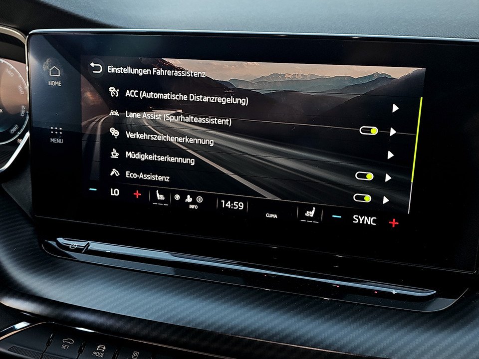 Skoda Octavia Combi 2.0 TDI RS | Bild 18 von 24