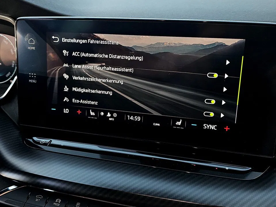 Skoda Octavia Combi 2.0 TDI RS | Bild 18 von 24