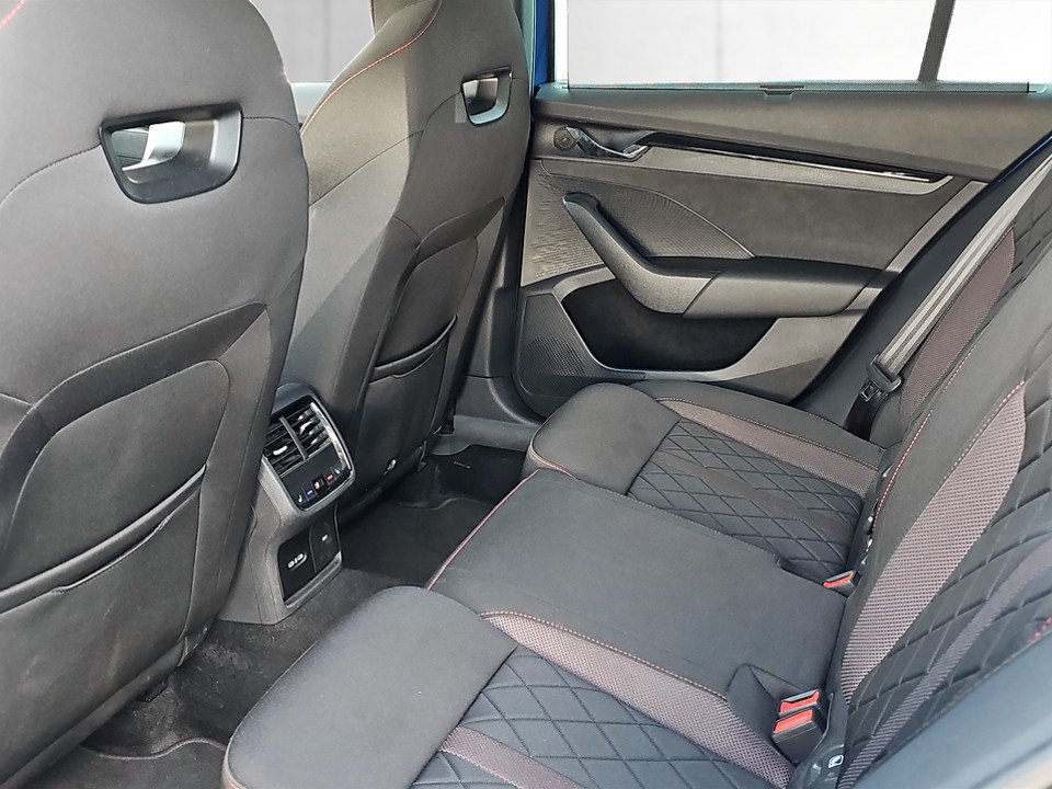 Skoda Octavia Combi 2.0 TDI RS | Bild 20 von 24