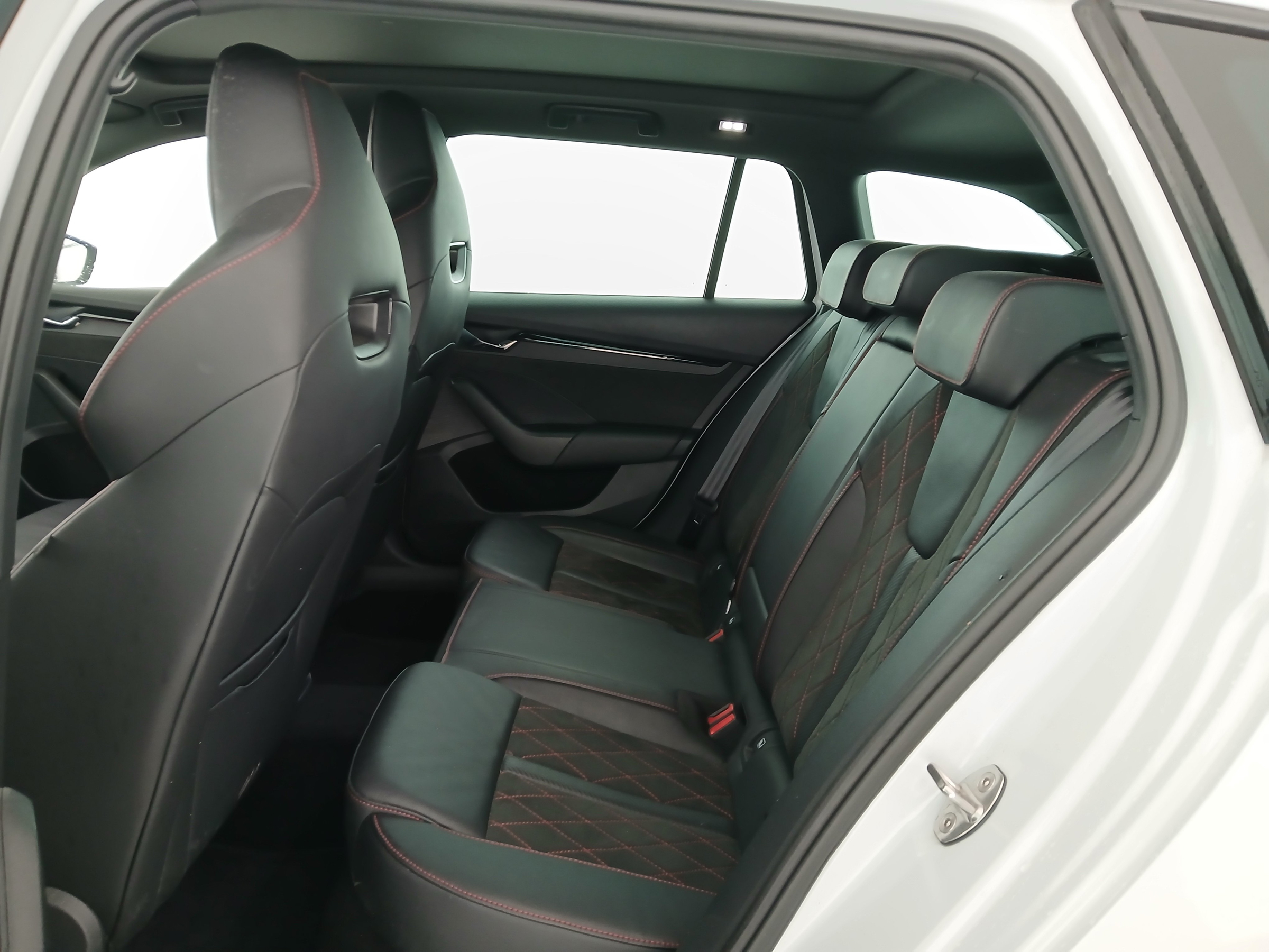 Skoda Octavia Combi 2.0 TDI RS | Bild 29 von 30