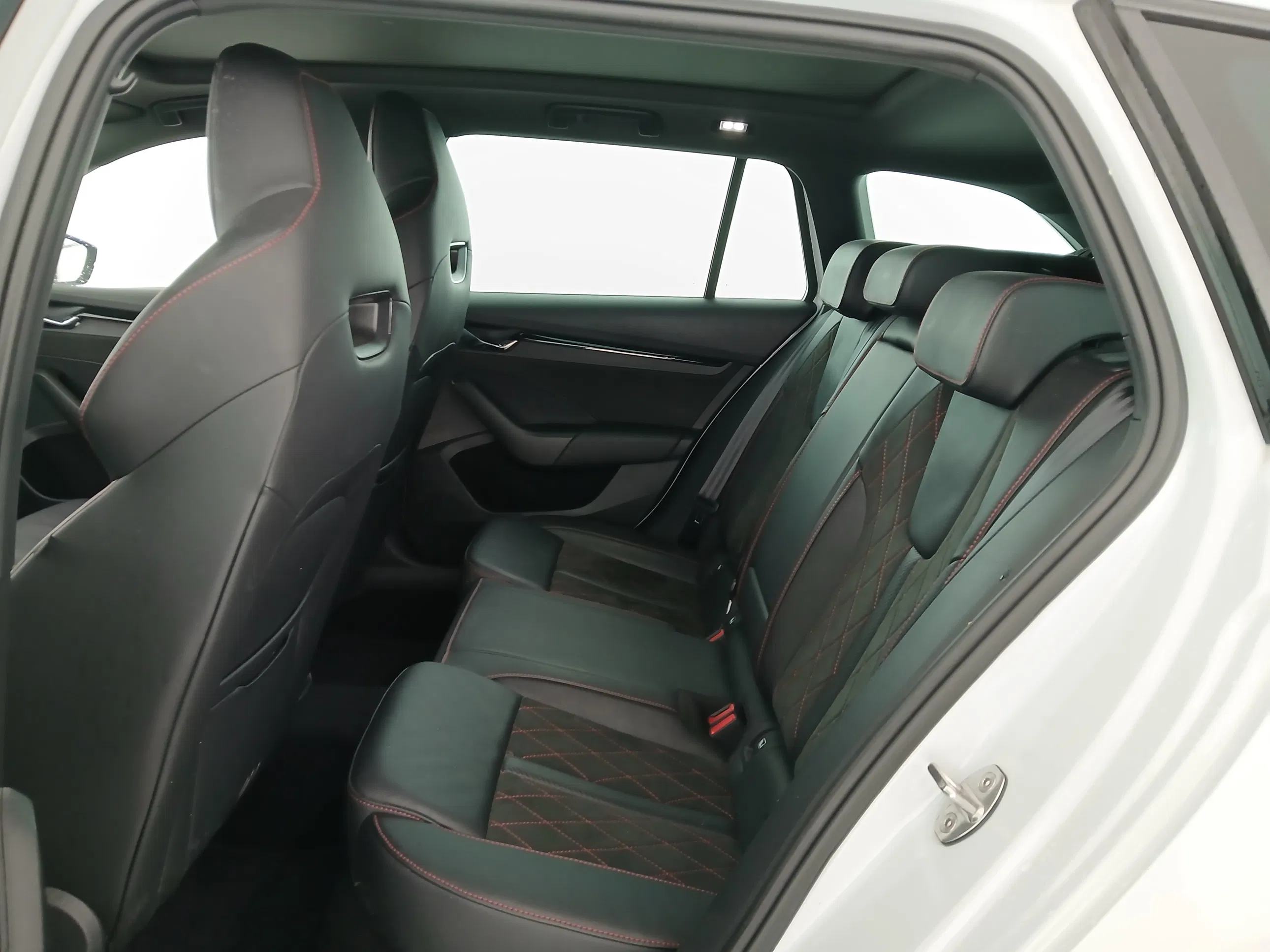 Skoda Octavia Combi 2.0 TDI RS | Bild 29 von 30