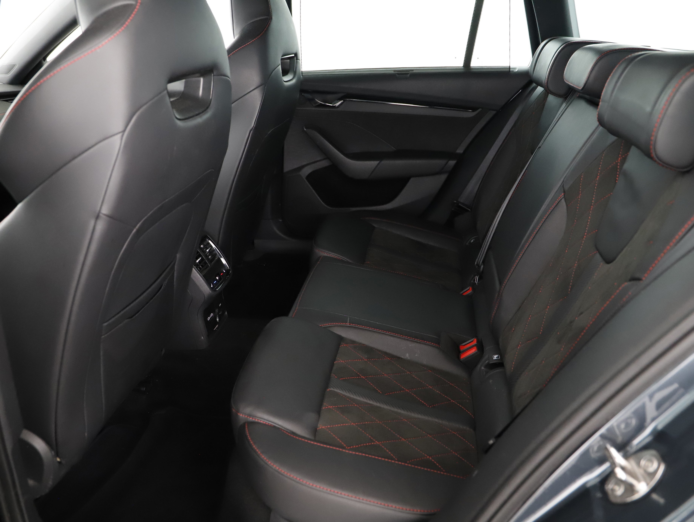 Skoda Octavia Combi 2.0 TDI RS | Bild 2 von 23